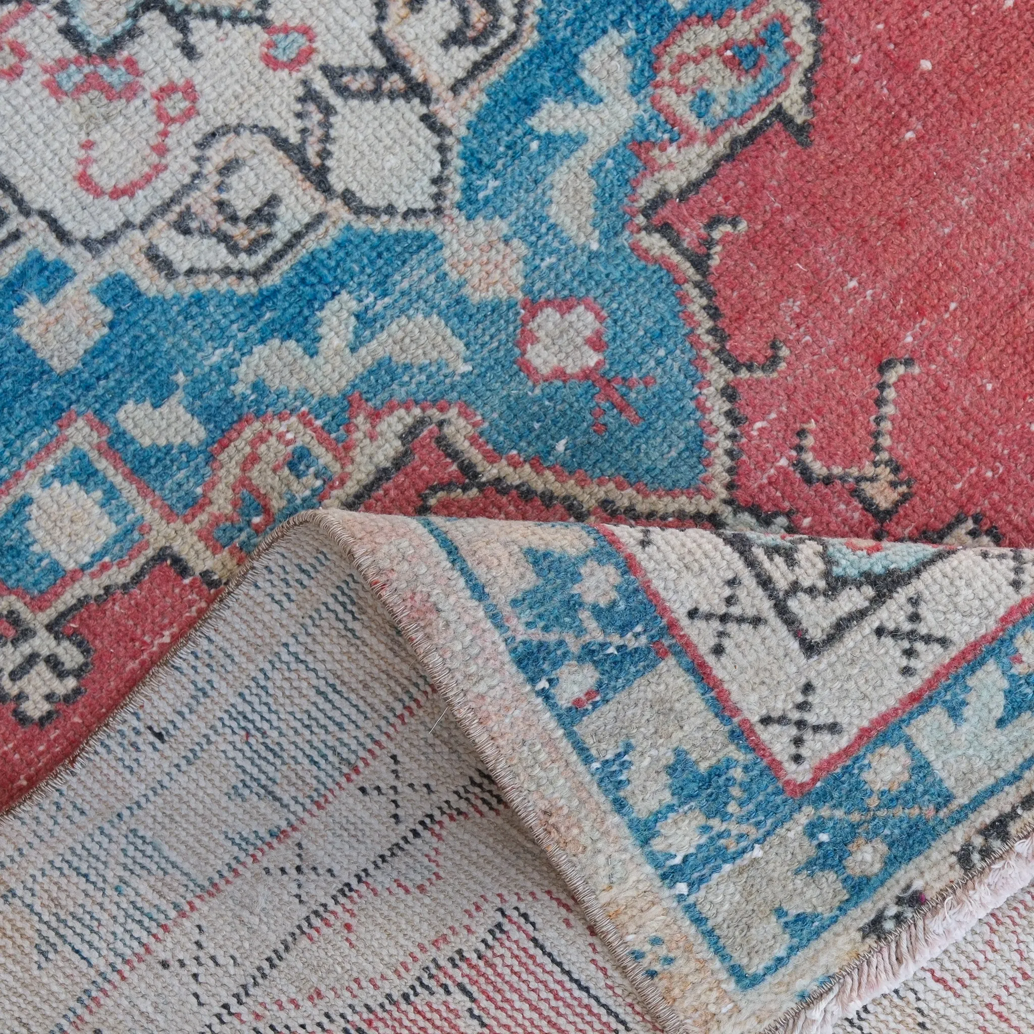 7204 Handwoven Vintage Rug 3’2x6’4