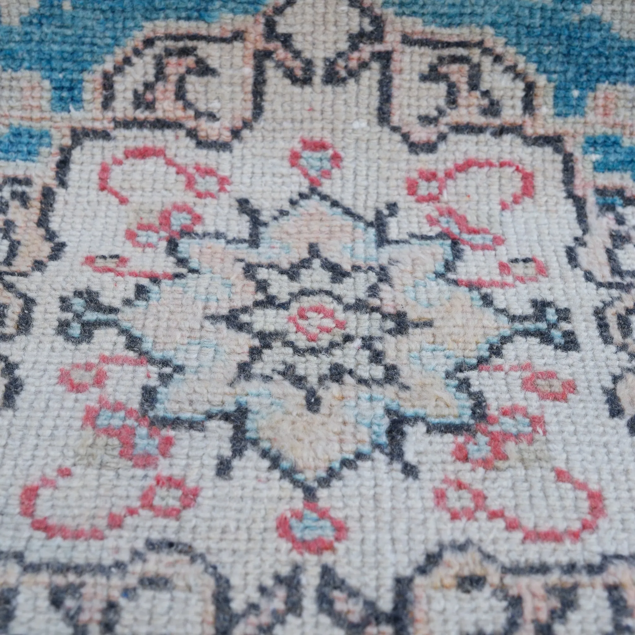 7204 Handwoven Vintage Rug 3’2x6’4