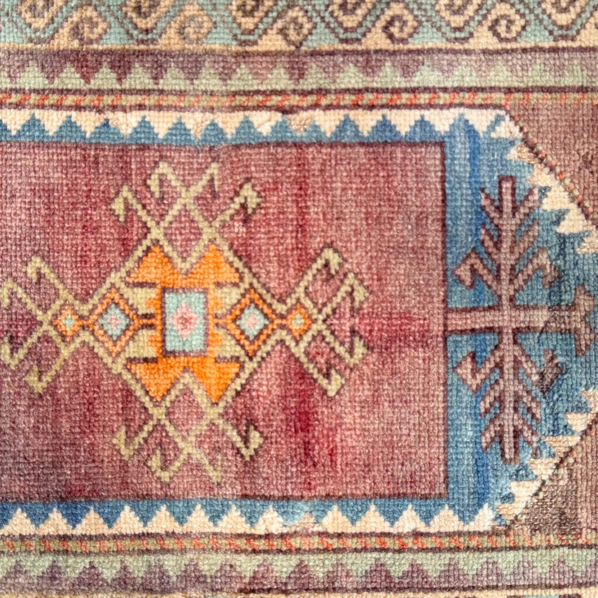 ER40 Handwoven Vintage Rug 1'5x2'7