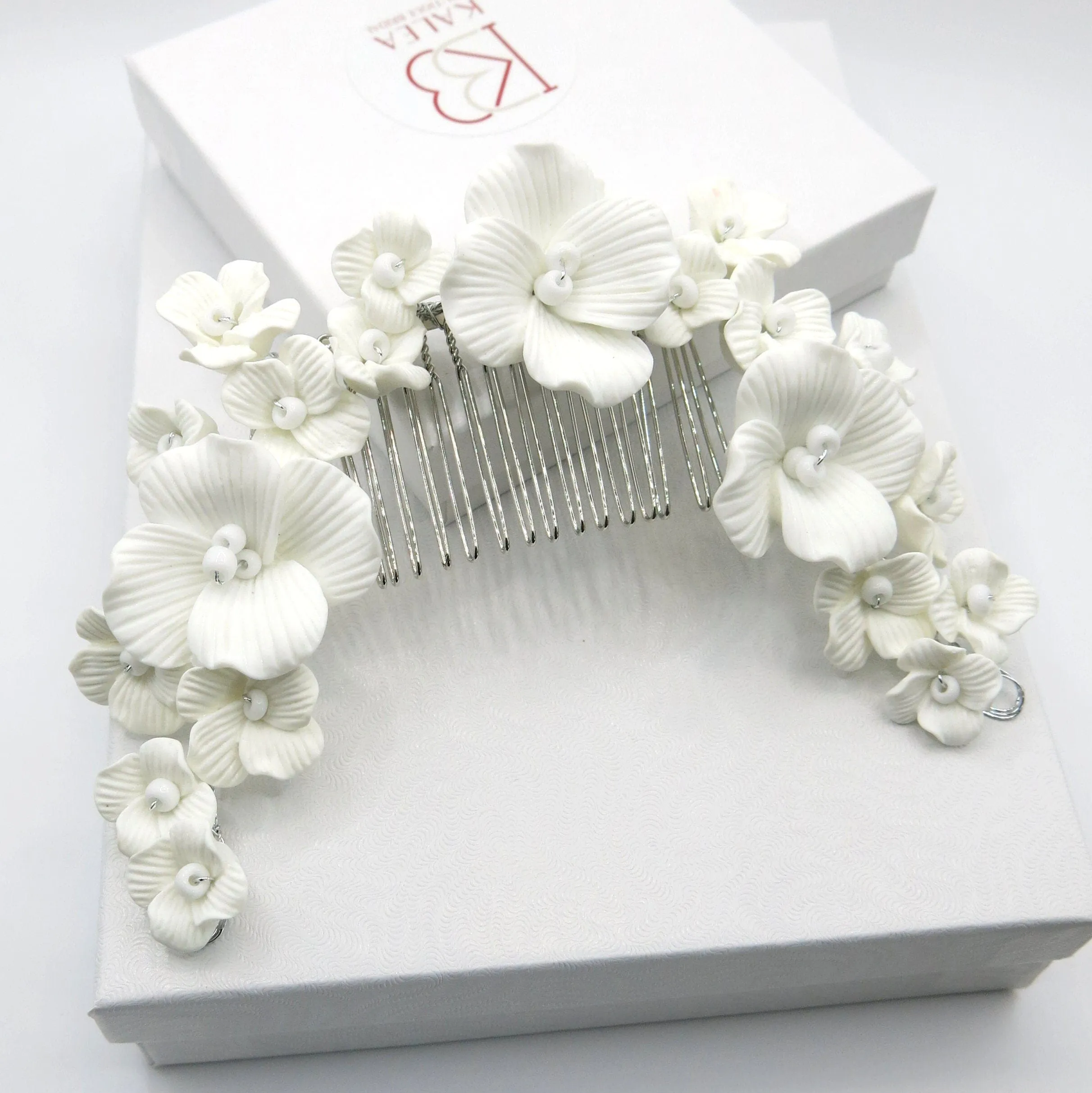 White Flower Bridal Hair Comb, Wedding Large Hair Piece, Big Floral Wire Headpiece, Large Flower Hair Vine on Comb