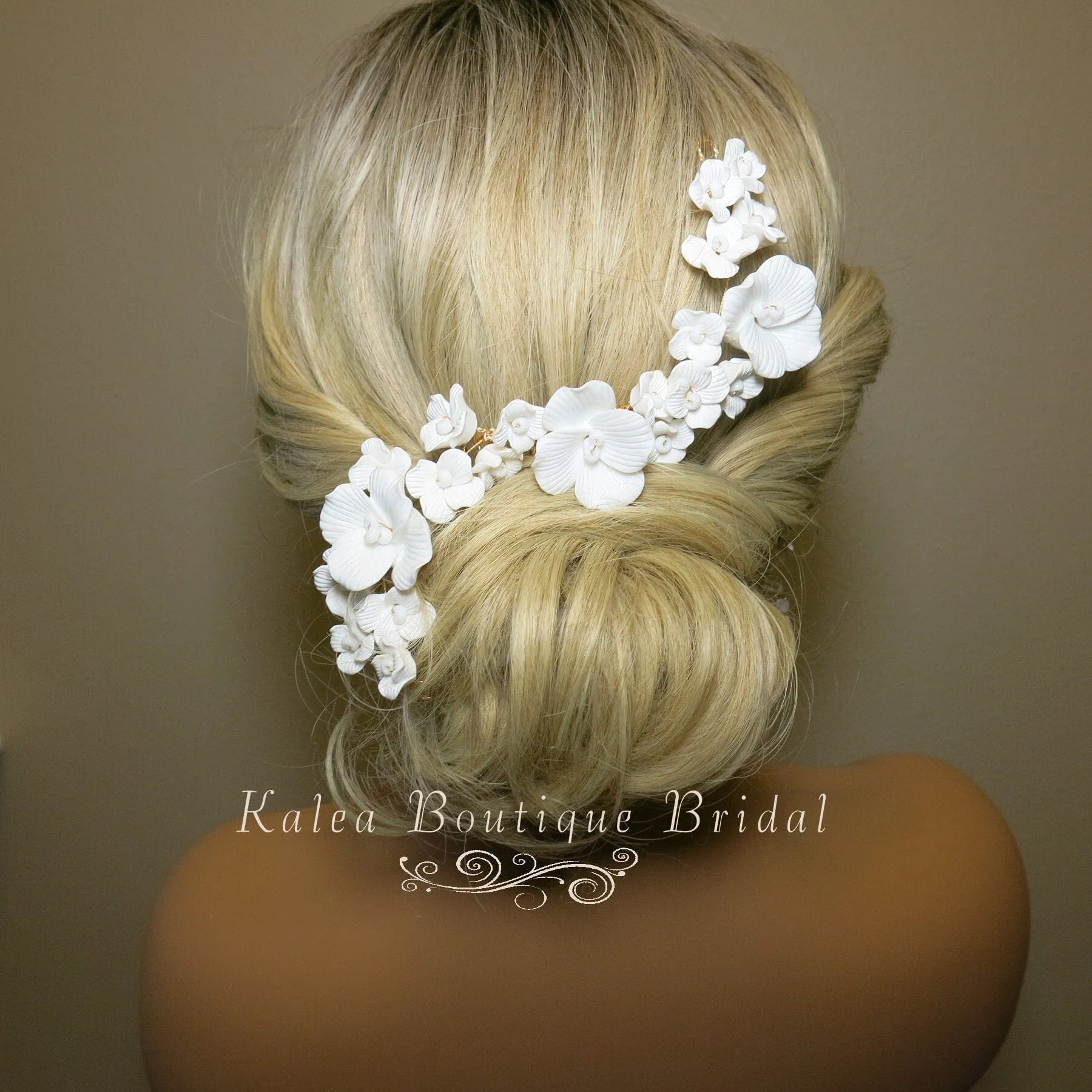 White Flower Bridal Hair Comb, Wedding Large Hair Piece, Big Floral Wire Headpiece, Large Flower Hair Vine on Comb